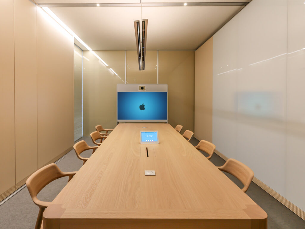 Over 300 98”4K displays, Apple TVs and millwork mounted speakers for collaborationwalls throughout the facility for small huddles to town hall meetings.