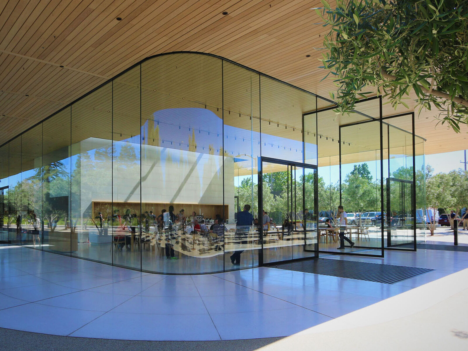 Apple’s corporate headquarters is a 2.8 million SF complex that hosts nearly 12,000 employees and visitors on a daily basis. Ford provided AV solutions across this mega-facility to promote employee collaboration and an intimate work environment.